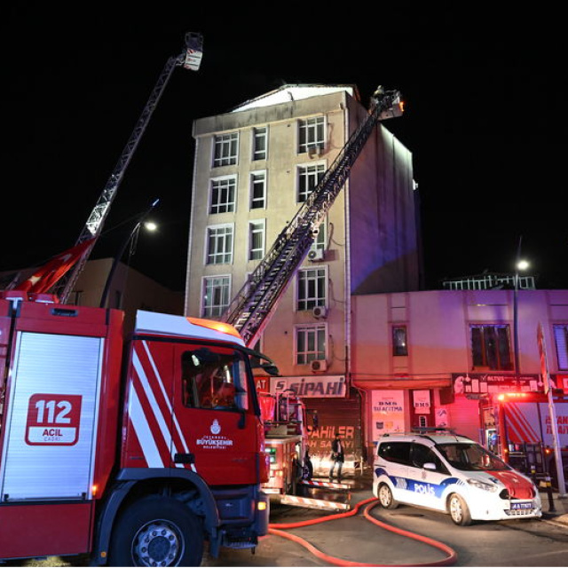 Küçükçekmece'de otel yangını