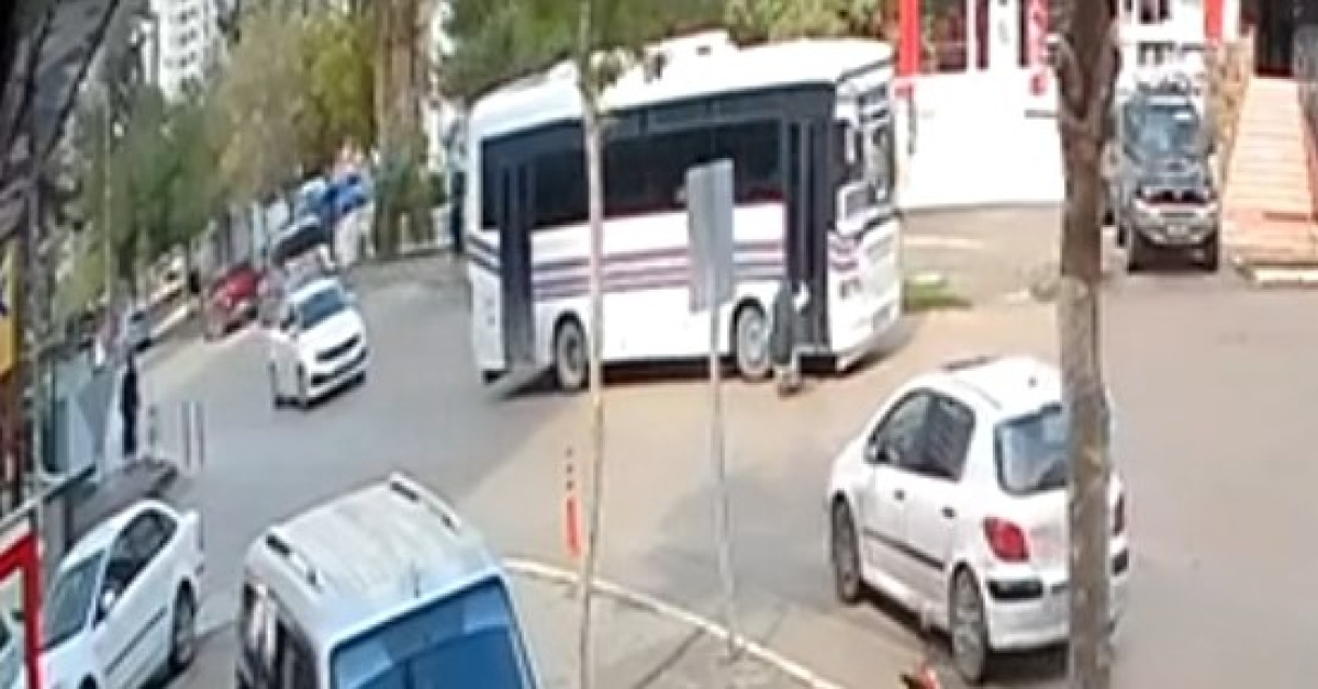 Çukurova'dadolmuş kapısından düşen yaşlı adam ağır yaralandı