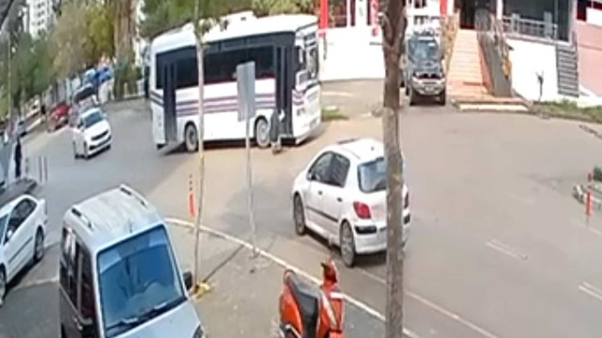 Adana'da Toplu Taşıma Faciası: Açık Kapıdan Düşen Yaşlı Adam Ağır Yaralandı