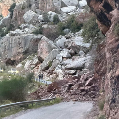 Fethiye'de kaya parçaları yolu kapattı