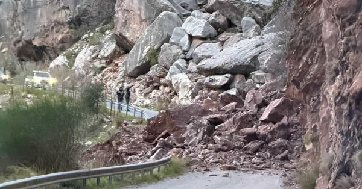 Fethiye'dekaya parçaları yolu kapattı