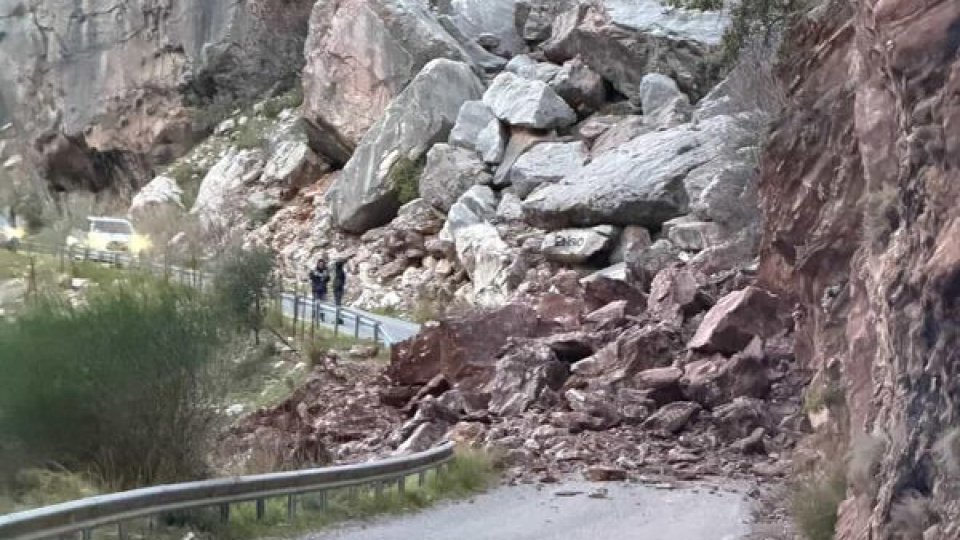 Fethiye'de kaya parçaları yolu kapattı