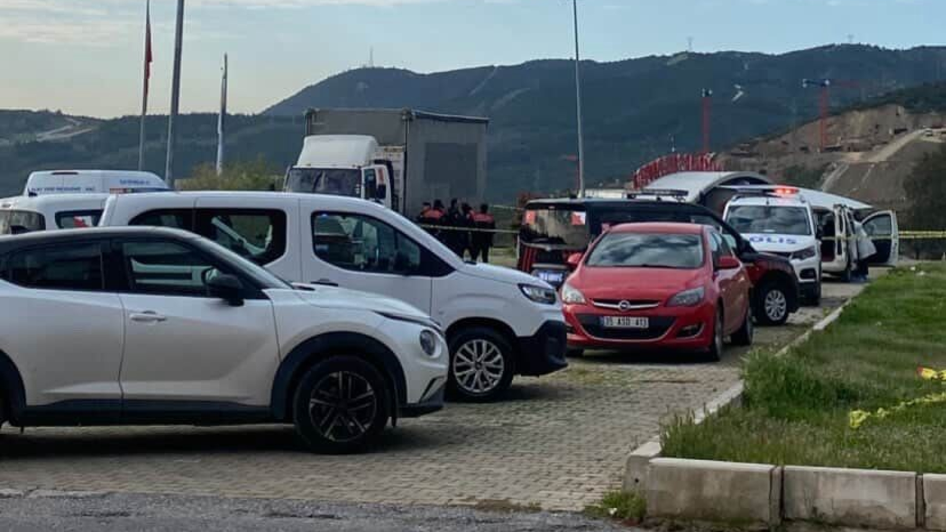 İzmir'de Otomobilde Korkunç Cinayet: Kadın Öldü, Şüpheli İntihara Teşebbüs Etti