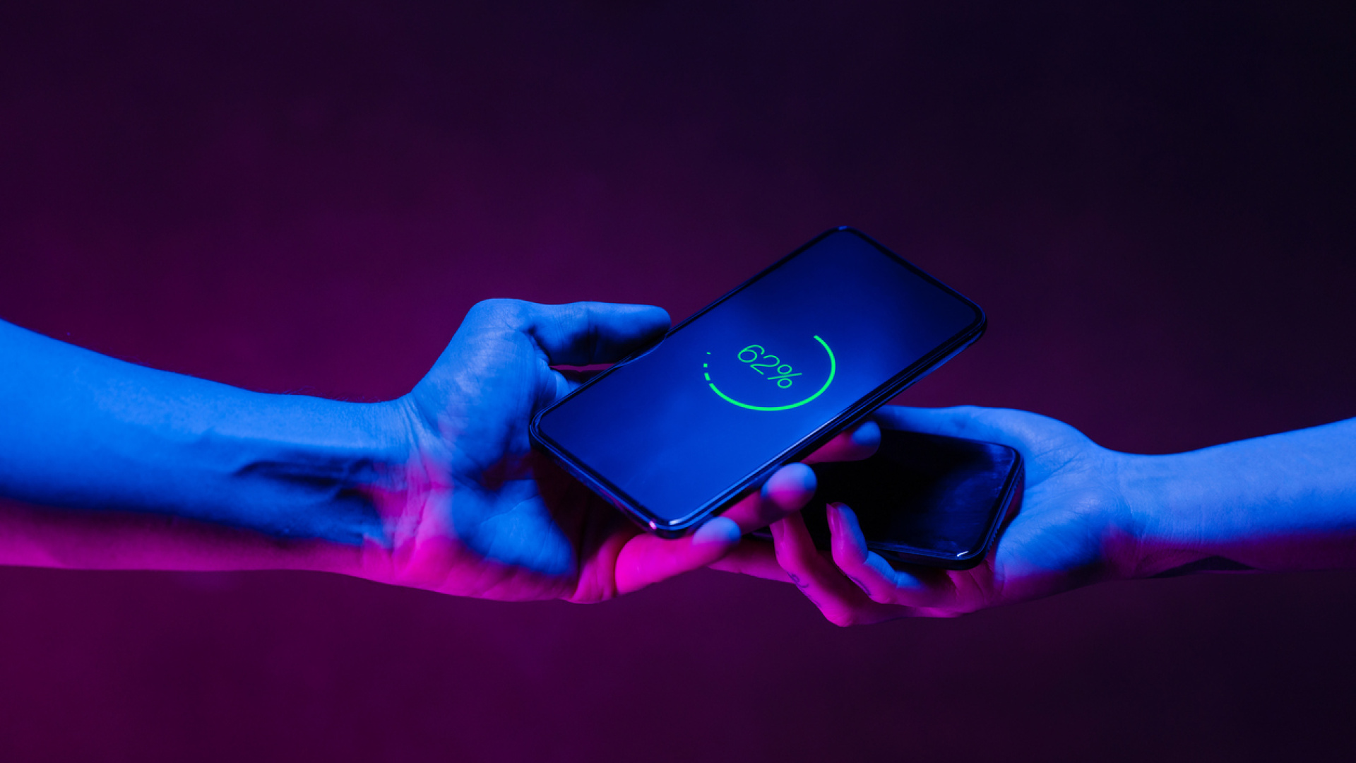 Kablo yok ama telefon şarj oluyor! Peki bu nasıl mümkün? İşte kablosuz şarjın çalışma mantığı