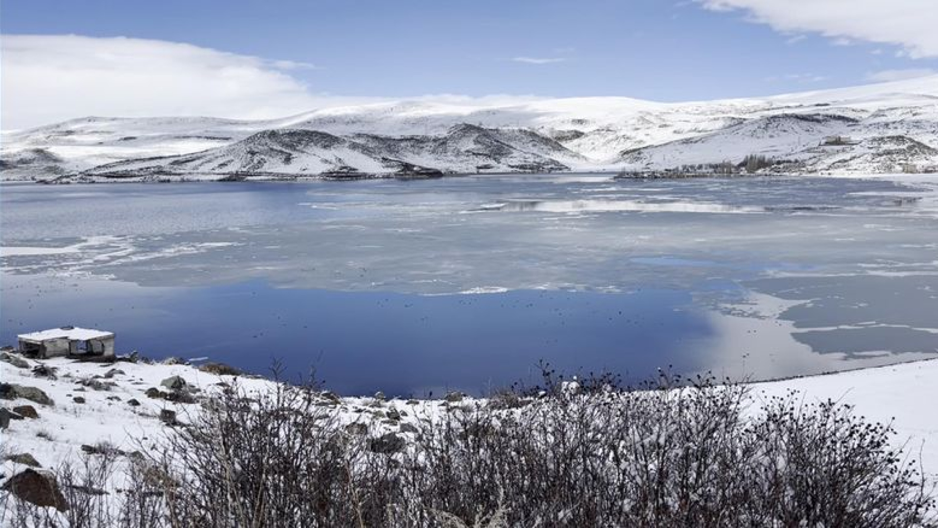 Çıldır Gölü'nde çözülme başladı | Son dakika haberleri