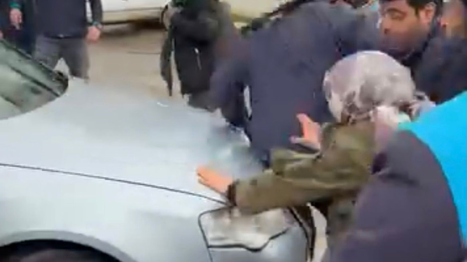 Aracını kalabalığa sürerek kaçtı