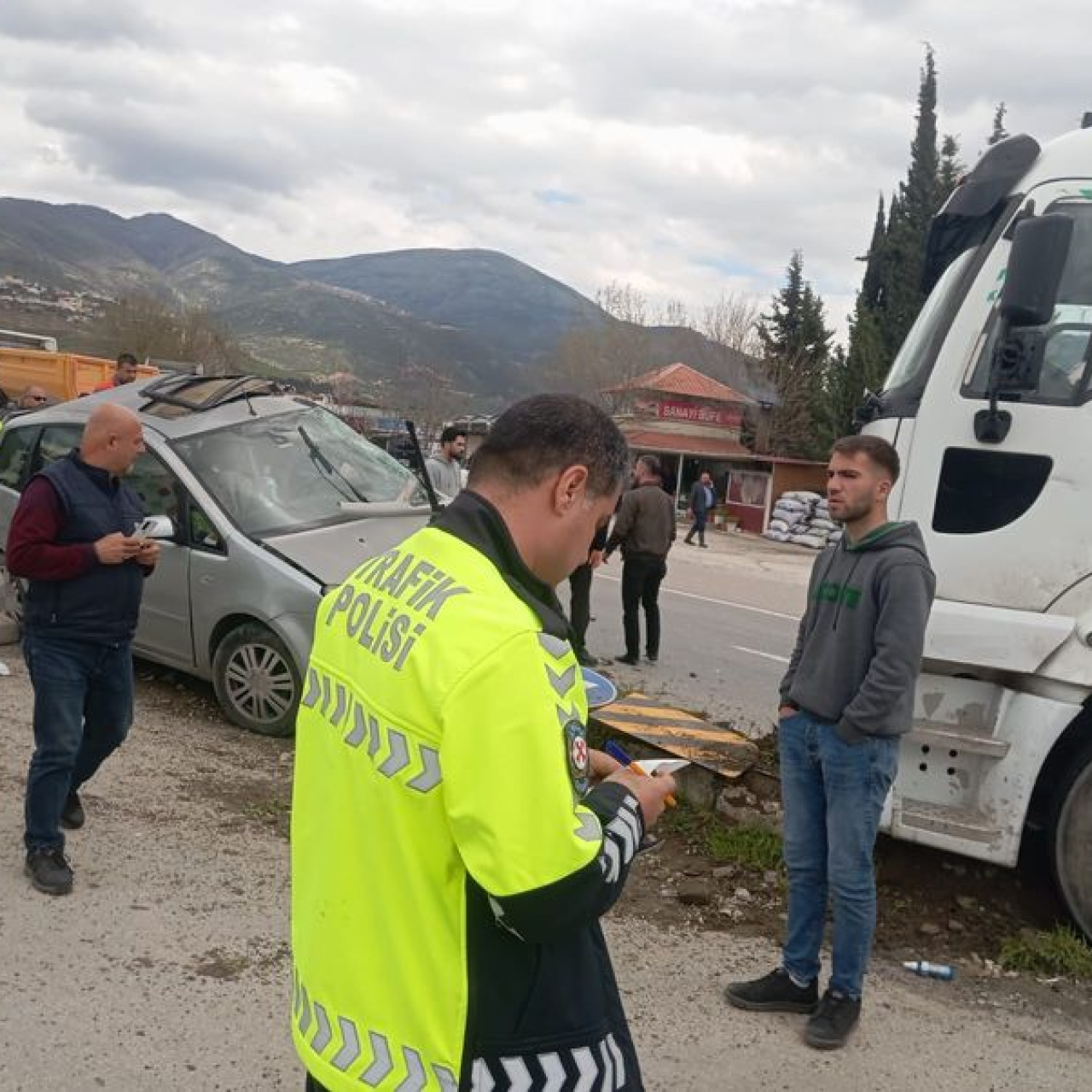 Otomobil TIR'la çarpıştı: 1 ölü