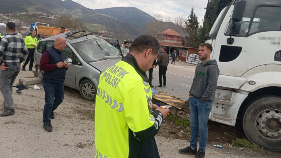 Otomobil TIR'la çarpıştı: 1 ölü