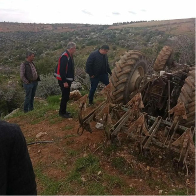 Devrilen traktörün sürücüsü öldü