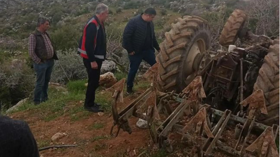 Devrilen traktörün sürücüsü öldü