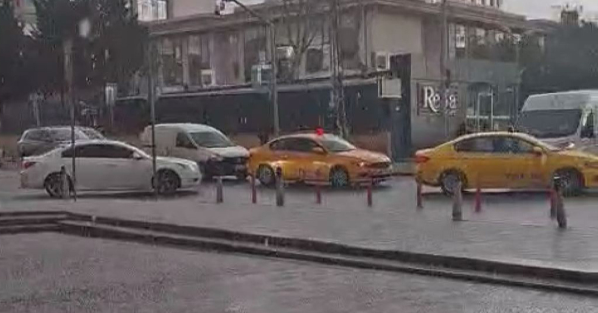 İstanbul'da Sağanak ve Dolu! Trafik Zorlukları