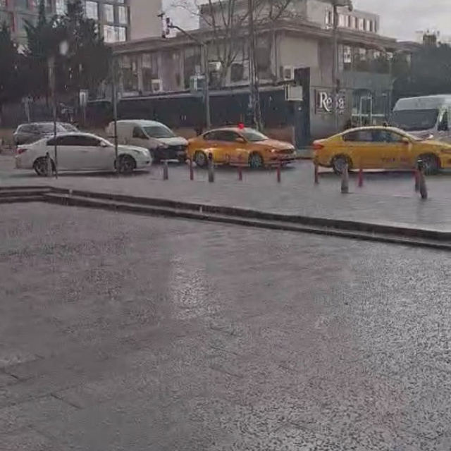 İstanbul'da sağanak! Dolu da yağdı!