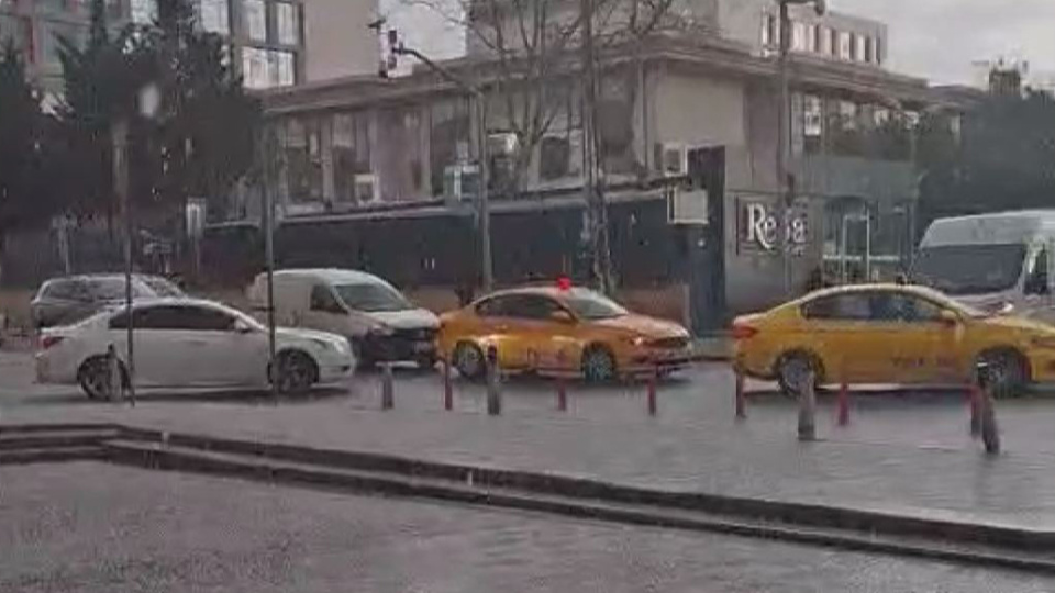 İstanbul'da sağanak! Dolu da yağdı!