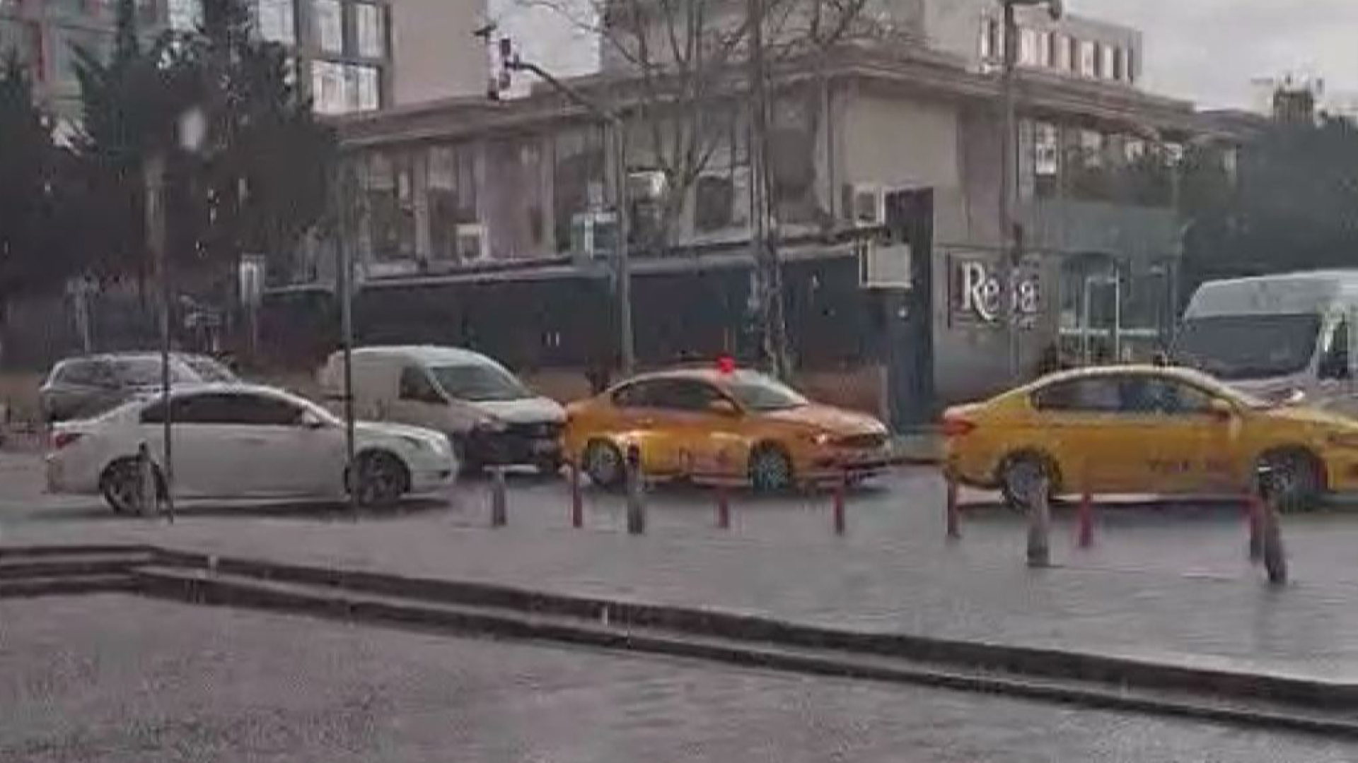 İstanbul'da Sağanak ve Dolu Etkili Oldu: Vatandaşlar Araçlarını Koruma Altına Aldı