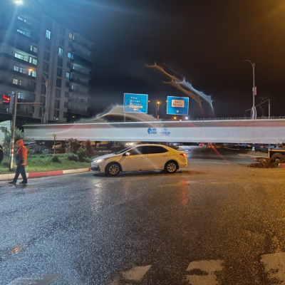 Köprü kirişi takıldı, yol kapandı!