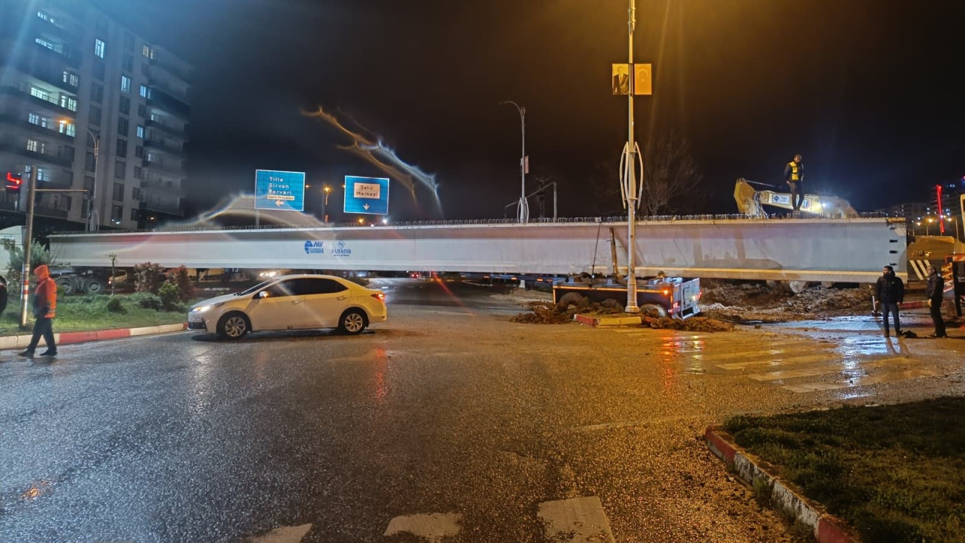 Siirt'te Dev Köprü Kirişi Kavşakta Takıldı, Trafik 8 Saat Durdu