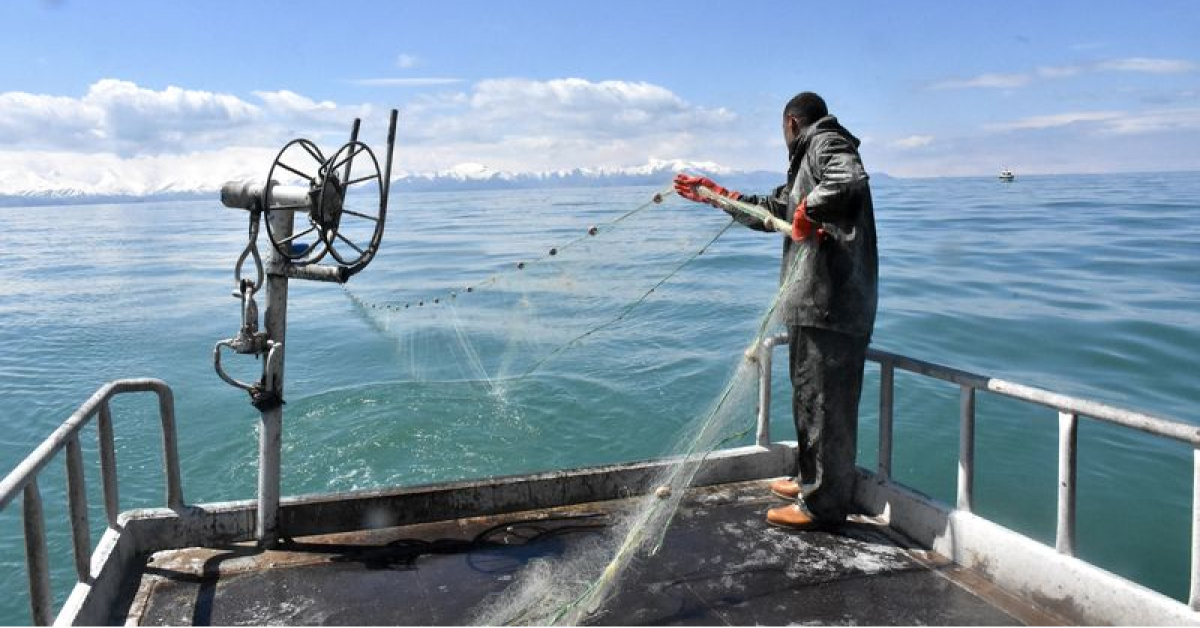 Van Gölü'nde yasak öncesi son ağlar atılıyor