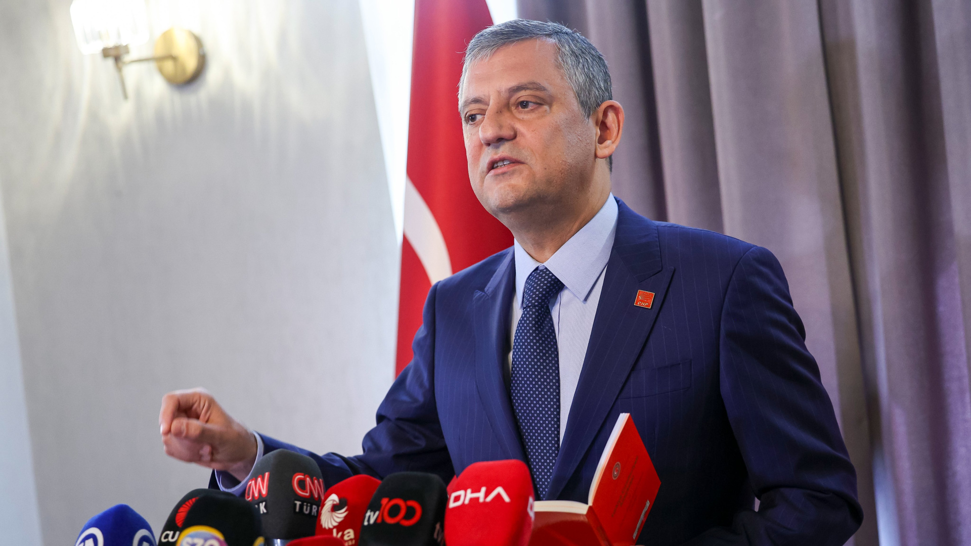 Özgür Özel, DP Lideri Gültekin Uysal'ı Ziyaret Etti: 'Ara Seçim Anayasal Zorunluluktur'