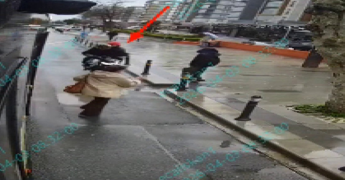 Otobüsten indi, motosiklet çarptı! | Küçükçekmece