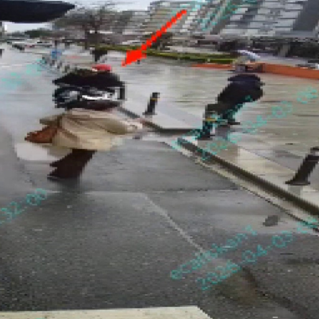 Otobüsten indi, motosiklet çarptı!