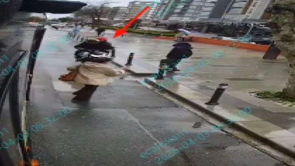 Otobüsten indi, motosiklet çarptı!