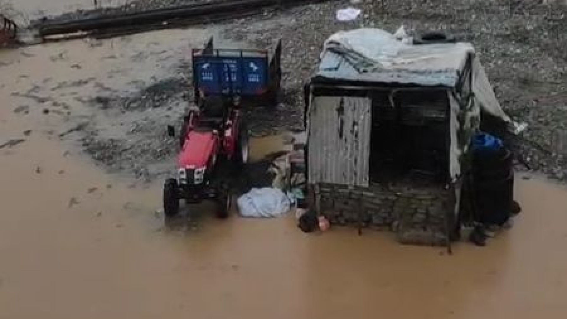 Pervari'de ev ve arazileri su bastı | Son dakika h…