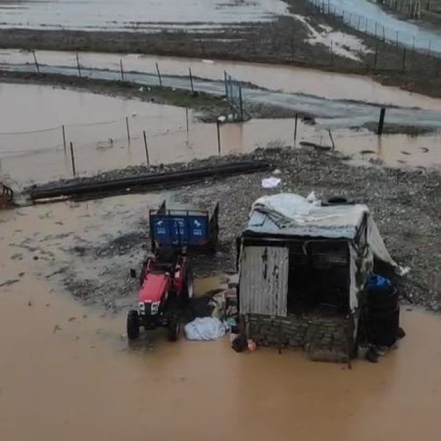 Pervari'de ev ve arazileri su bastı