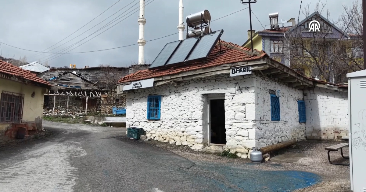 Ankara'da 100 yıllık bakkal işletiyor