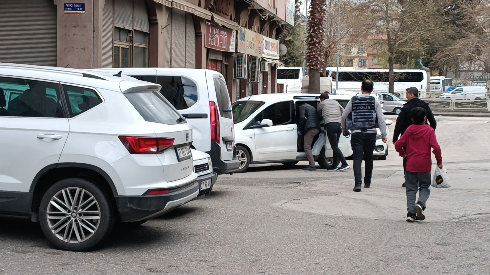 5 kişiyi rehin aldı, polise ateş açtı! | Son dakika haberleri