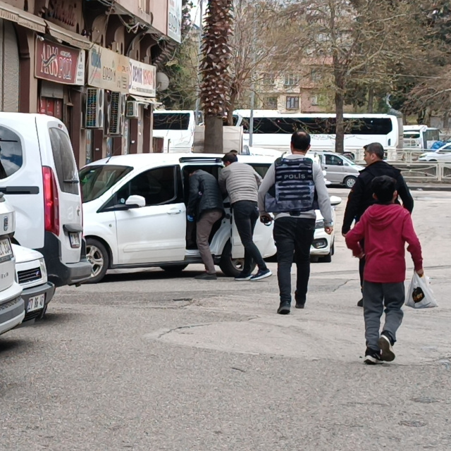 5 kişiyi rehin aldı, polise ateş açtı!
