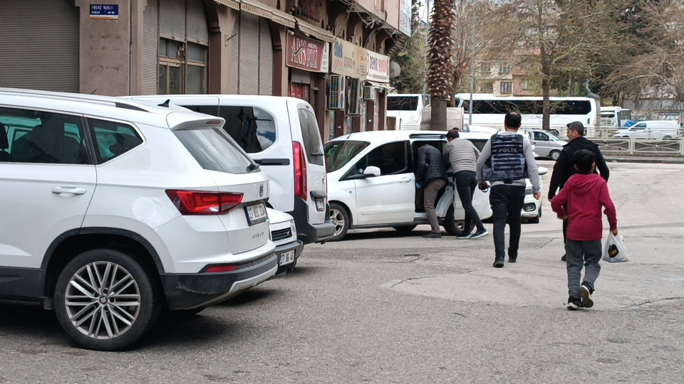 5 kişiyi rehin aldı, polise ateş açtı!