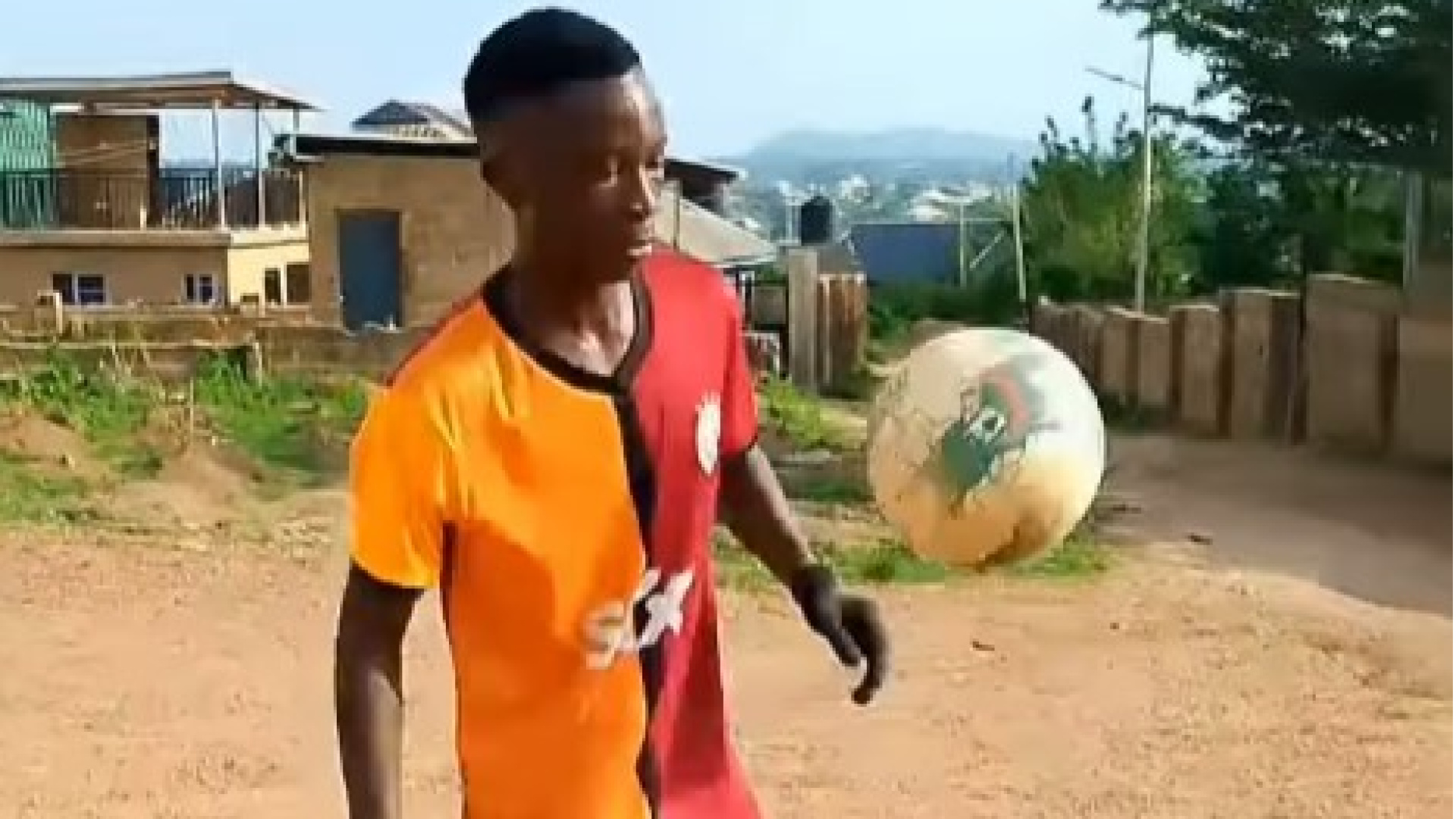 Afrika'dan tüm dünyaya seslendi: Sosyal medya futbolcu olmak isteyen Samson'u konuşuyor