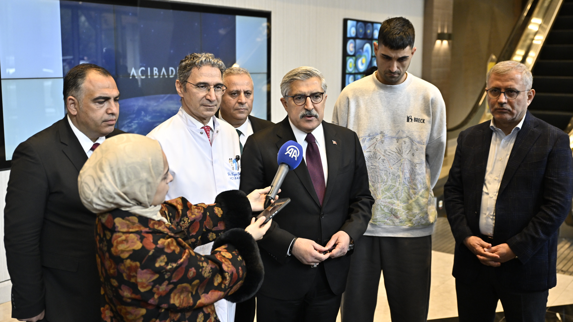 Tatlıses'den sürpriz: kendisini ziyarete gelen Yayman'ı türküyle karşıladı