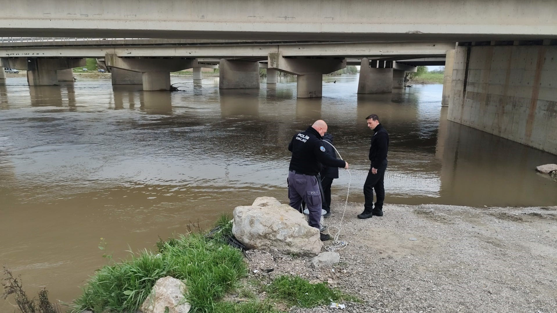 Bursa'da aracıyla akıntıya kapılan kişinin bulunması için çalışma başlatıldı