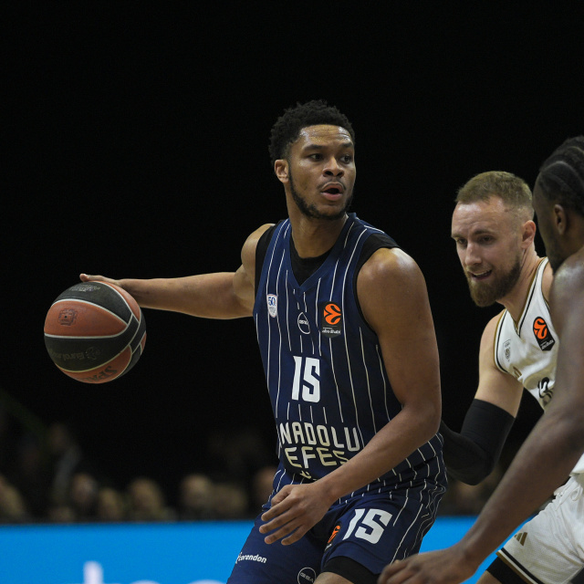 Anadolu Efes, Dubai'yi farklı devirdi!