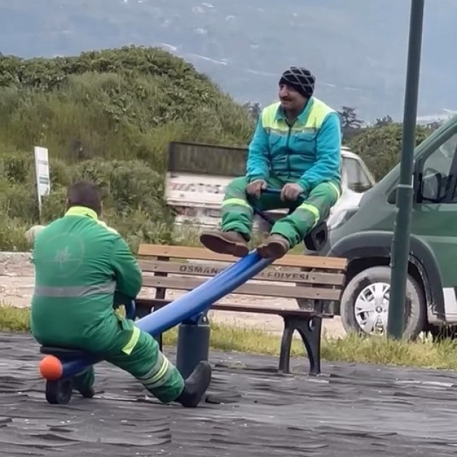 Temizlik görevlilerinin 'tahterevalli' eğlencesi