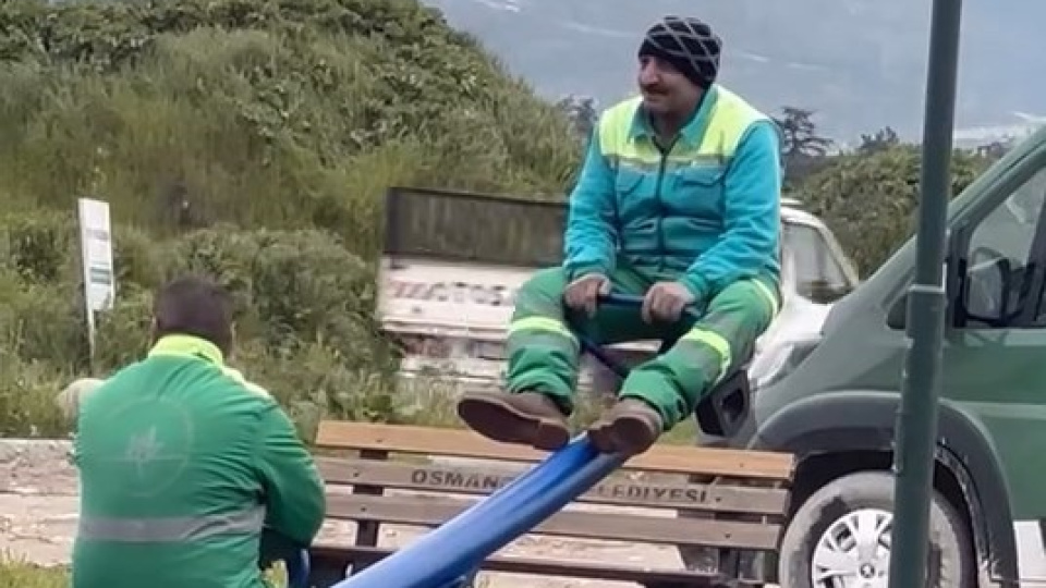 Temizlik görevlilerinin 'tahterevalli' eğlencesi
