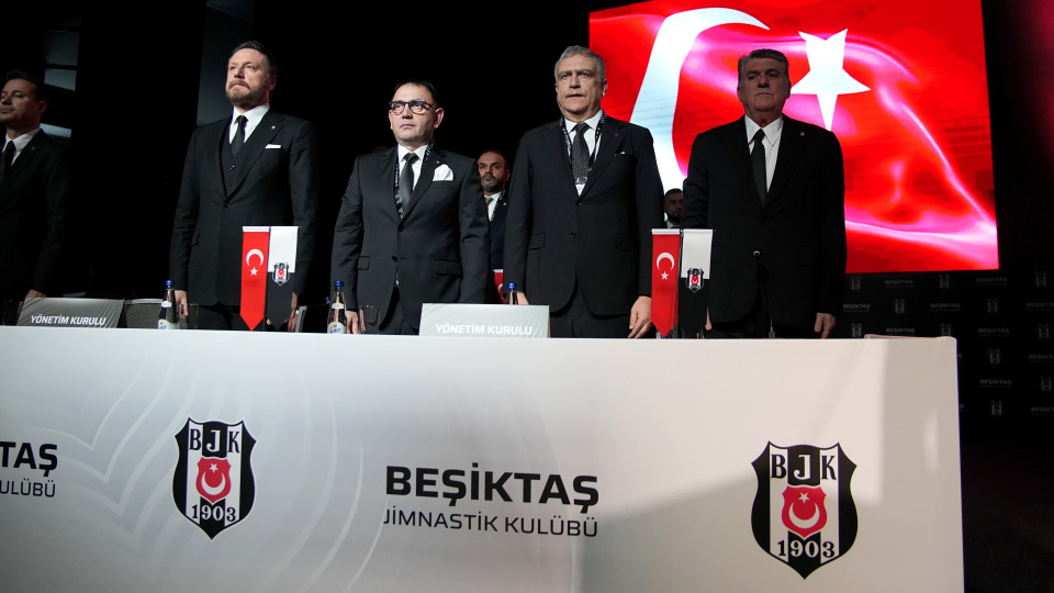 Beşiktaş'ta 'divan' toplantısı başladı