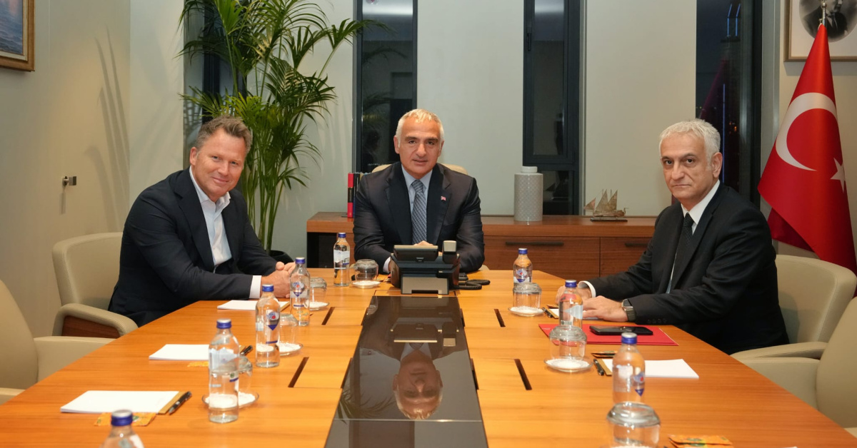 Bakan Ersoy tur operatörleriyle görüşerek sezon planlarını belirliyor