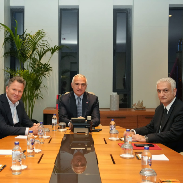 Bakan Ersoy, tur operatörleriyle görüştü