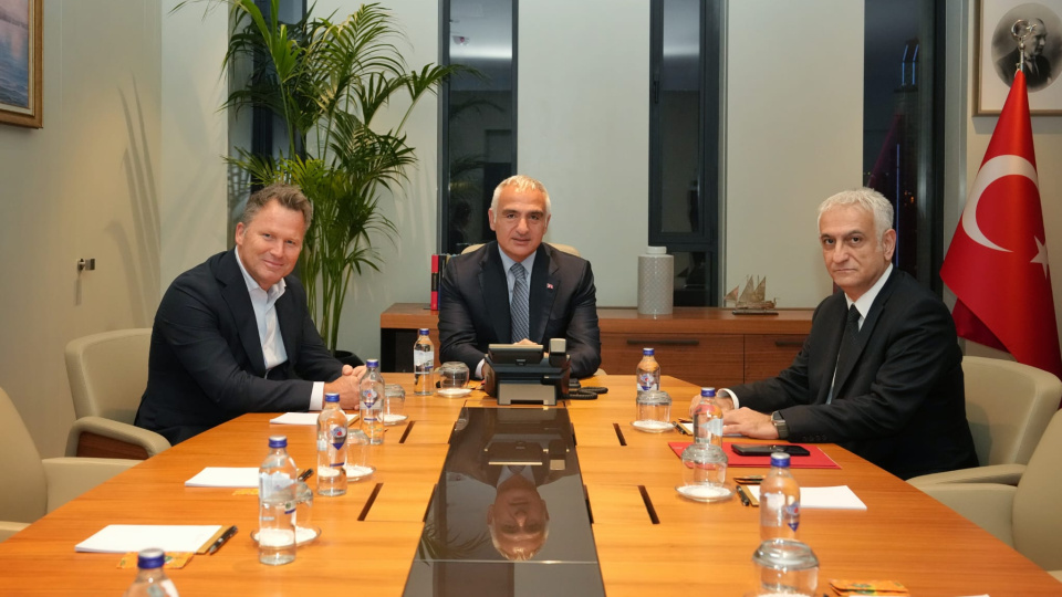 Bakan Ersoy, tur operatörleriyle görüştü