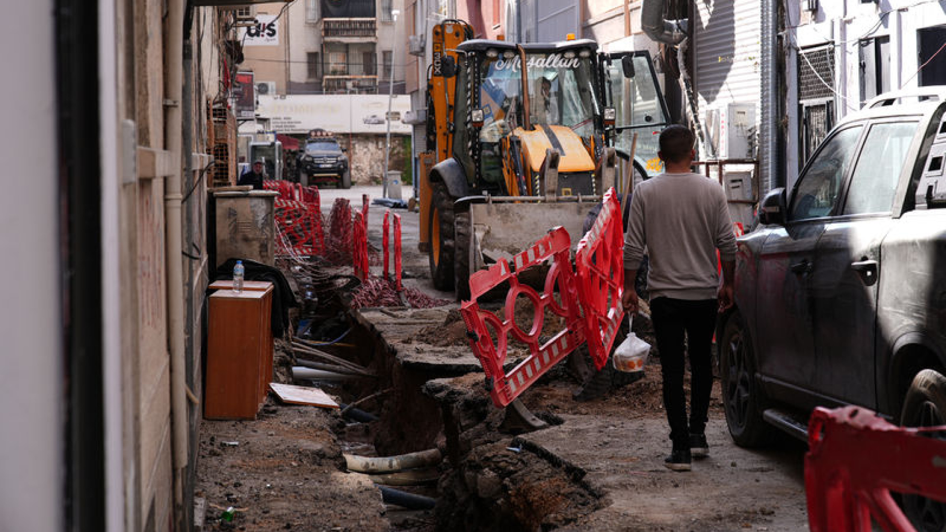 Alsancak'ta "bitmeyen altyapı çalışmaları" tepkisi | Son dakika haberleri