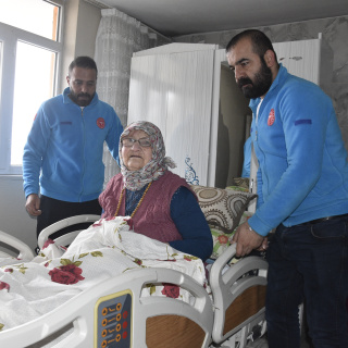 Yatağa bağımlı hastanın ortopedik yatak sevinci