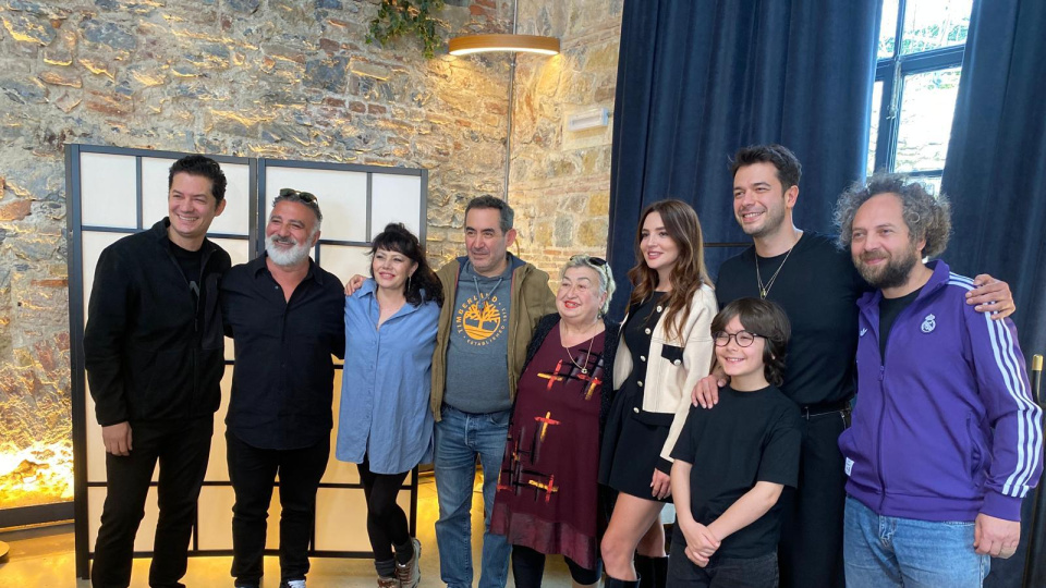 Ayna tutmaya hazırlanıyor