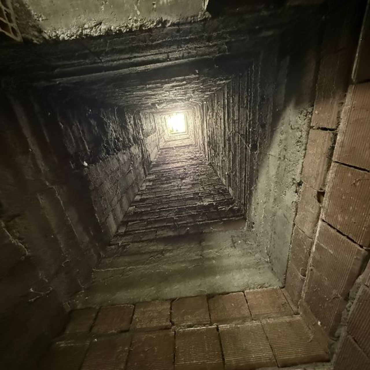 Apartman boşluğuna düşerek can verdi