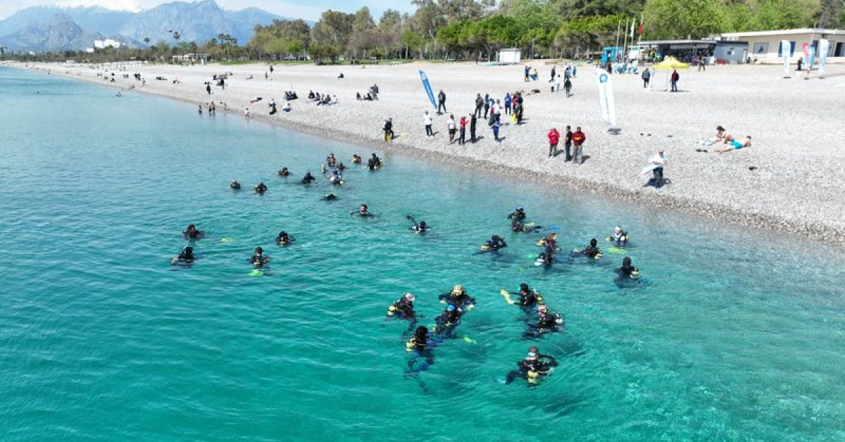Antalya'da Konyaaltı'nda Deniz ve Kıyı Temizliği Etkinliği