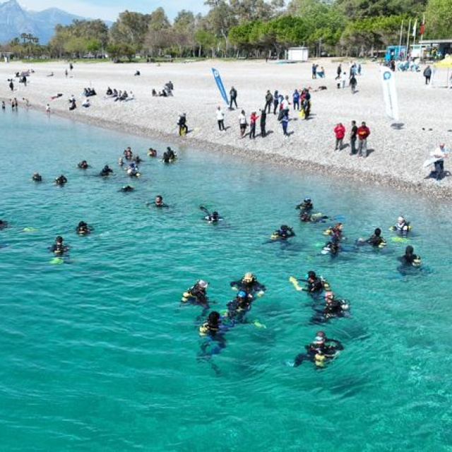 Konyaaltı'nda deniz dibi ve kıyı temizliği yapıldı