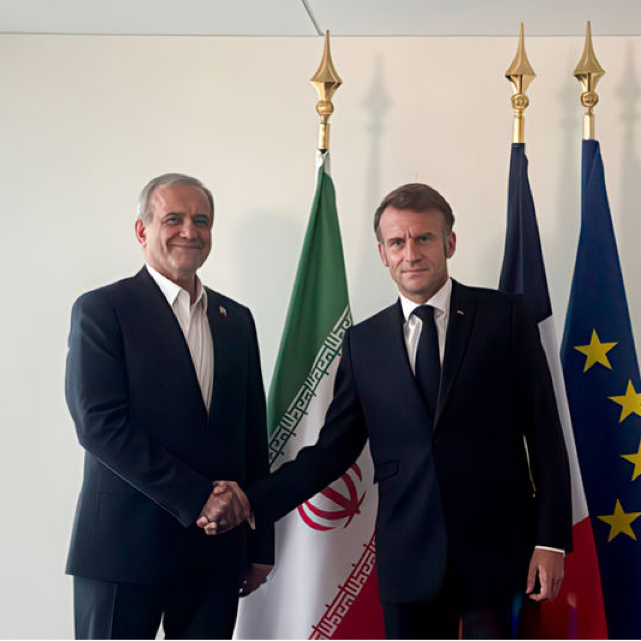 Macron, Pezeşkiyan ile görüştü