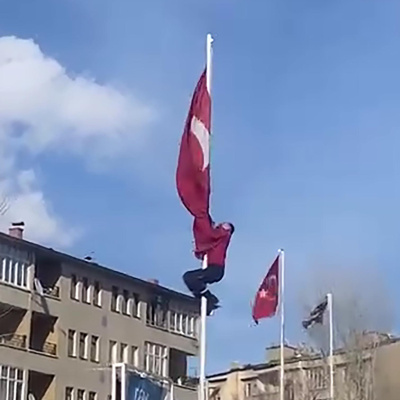 15 metre tırmanıp bayrağı düzeltti