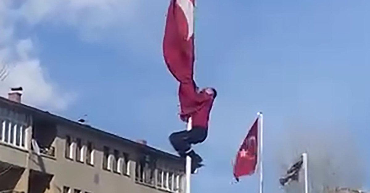 Turk bayrağı tırmanarak düzeltildi - Erzurum
